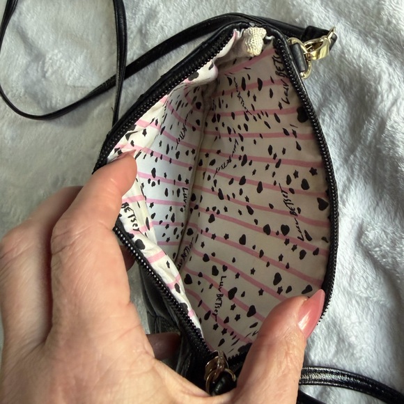 Betsey Johnson black quilted Wristlet/Crossbody Bag - Picture 4 of 9